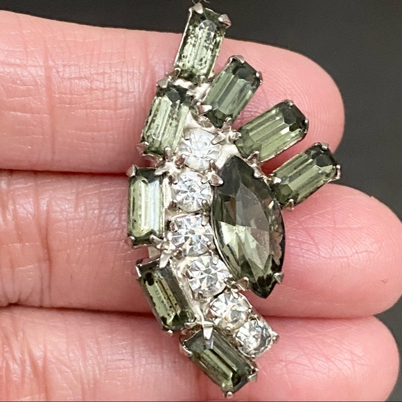 Vintage Unsigned Juliana? Green Rhinestones Climber Clip On Earrings - Picture 4 of 11